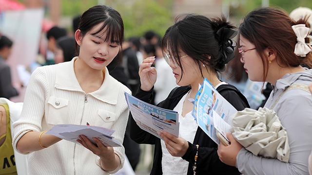 校园招聘会助大学生就业