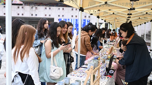高校青年创意市集火热