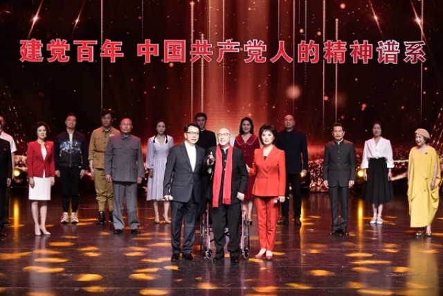 《诗意中国?红色记忆》的压轴节目是抗战诗篇《我爱这土地》，但在今天赋予了新的意义，那就是共产党人永远的初心。.jpg