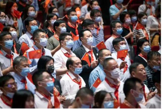 《诗意中国?红色记忆》来到诸暨，西施大剧院座无虚席，在掌声和泪水中演出落下帷幕，现场观众依依不舍。.jpg