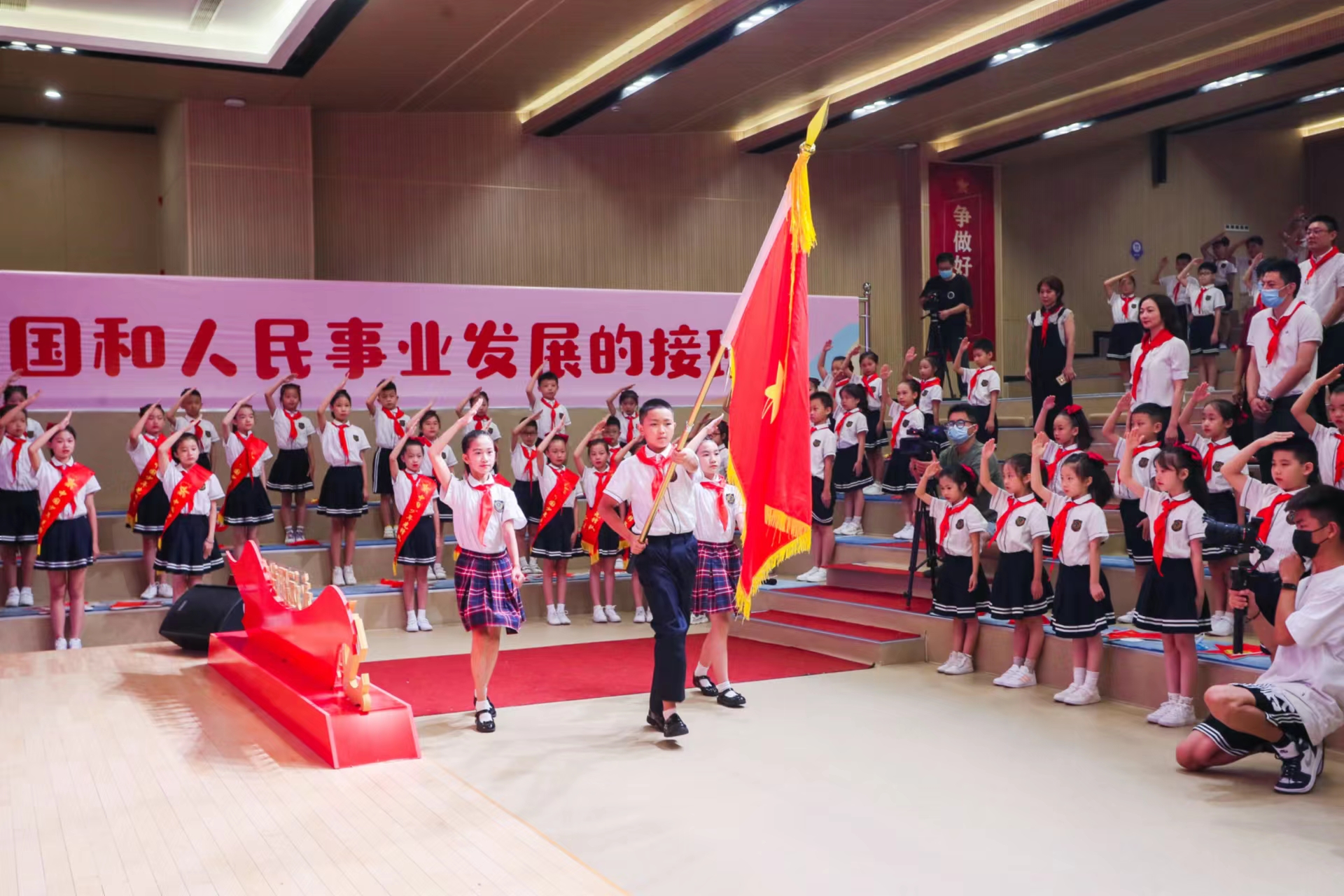 浙江省少先队开学第一课在鄞州区东南小学举行 鄞州区教育局供图.jpg