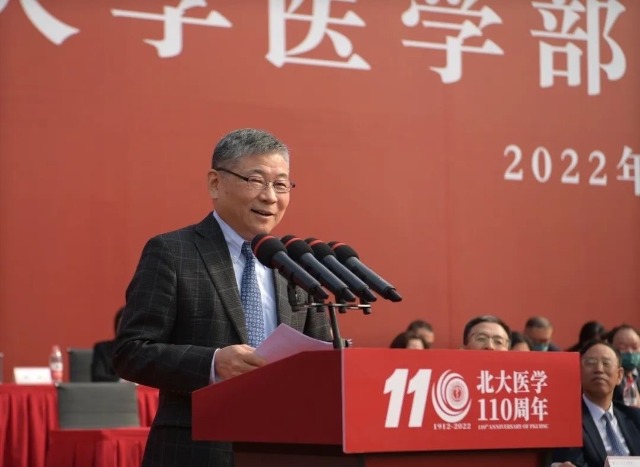 教师代表、第二临床医学院郭卫教授发言。学校供图。.jpg
