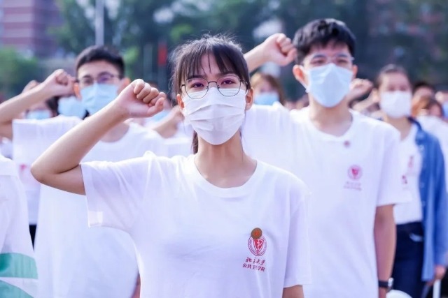 北大医学部2022级新生宣誓医学生誓词。学校供图。 .jpg