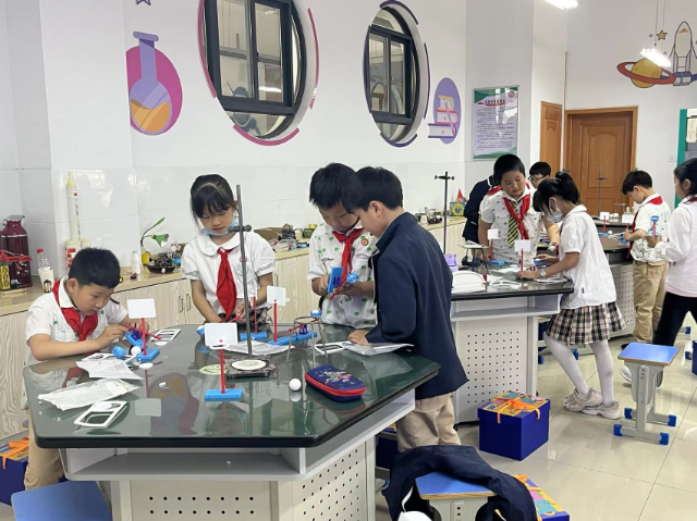 同学们在动手实践中学习科学知识 学校供图.png