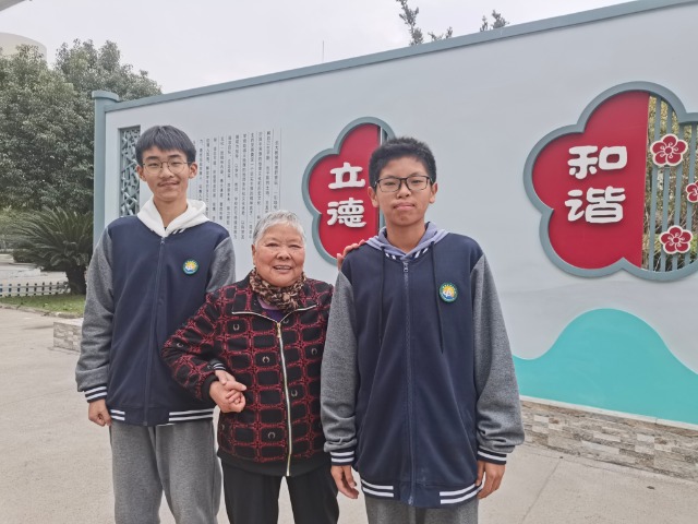 老人与两位同学合影 学校供图.jpg