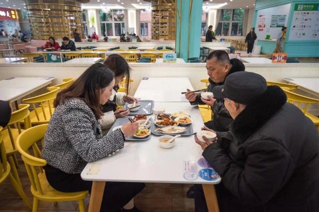 万里学院学生家长陪同孩子在食堂用餐 学校供图.jpg