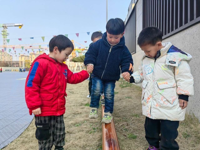 锦江幼儿园中班幼儿带着托班幼儿一起玩耍 幼儿园供图.jpg