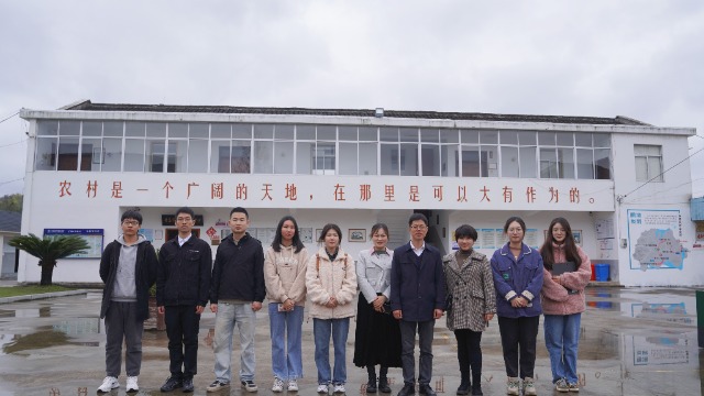 调研团队合影合影 学校供图.png