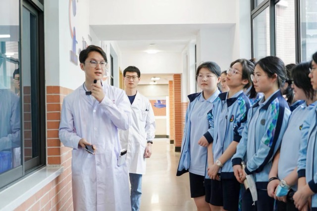 大连理工大学宁波研究院工作人员与宁波四中学生交流 学校供图.jpg