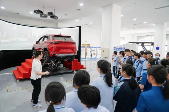 学生参观实验室 学校供图.jpg