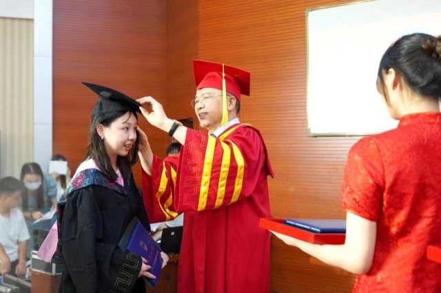 学校毕业典礼现场。张植摄.jpg