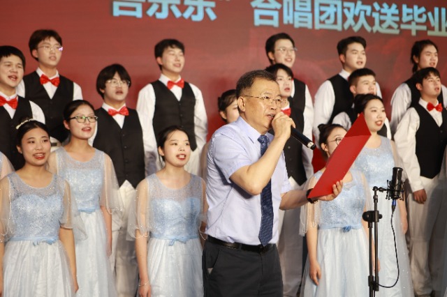 学校毕业典礼现场。张植摄.jpg