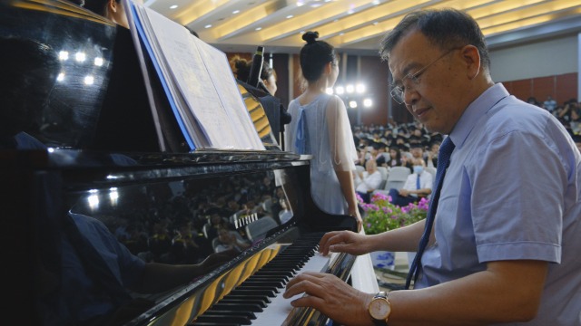 学校毕业典礼现场。张植摄.jpg