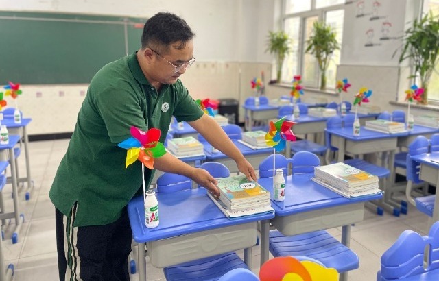 黑龙江五常时代中学，班主任王宁做开学前准备工作。梁丹摄.jpg