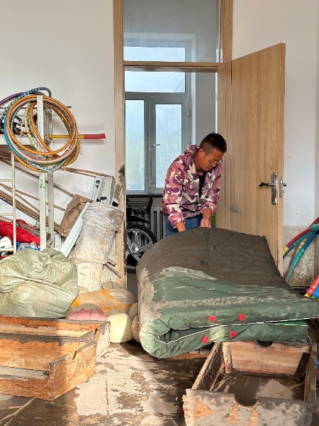 王剑英在整理体育器材室。本报记者 郭馨泽 摄