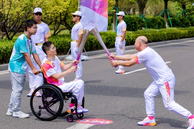 宁波职业技术学院学生志愿者为亚运“薪火”相传保驾护航 学校供图.jpg