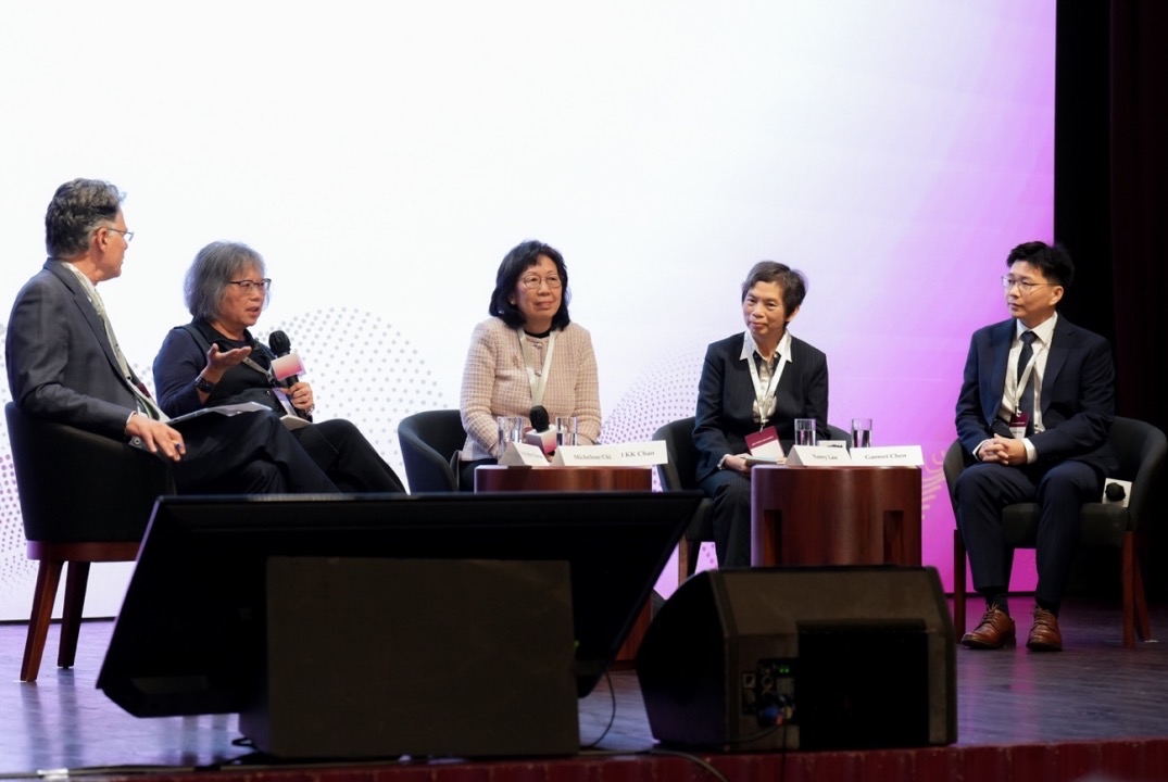 2023年一丹教育研究奖得奖者季清华教授（左二），与来自香港大学的教授（右一至三）在“以学生为中心的教学：如何将理论付诸实践”小组讨论中发言。活动方供图。.jpg