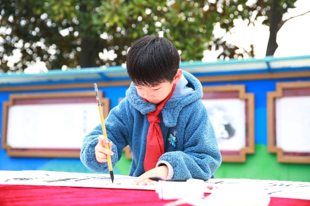 宁波奉化区学生在展示书法 奉化区教育局供图.JPG