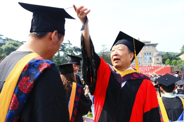 2017年6月22日，李德仁参加武汉大学毕业典礼并为毕业生拨穗.jpg