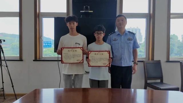 宁波奉化区交警大队莼湖中队民警将见义勇为证书送到裘村中学学生手中 奉化区教育局供图.jpg