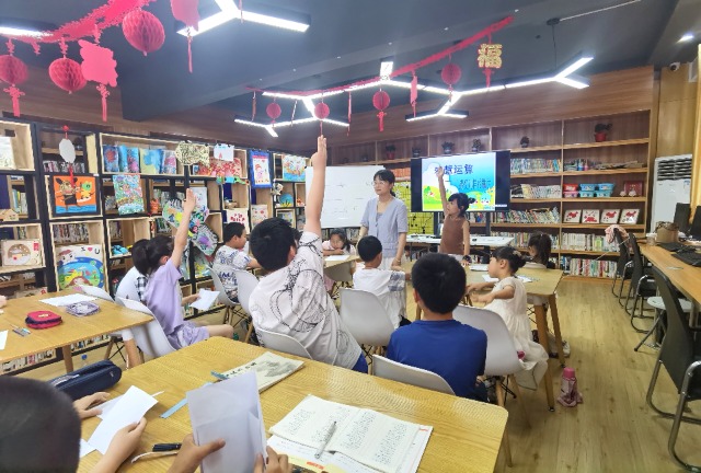 7月16日，姜堰区三水街道关工委陈庄社区校外辅导站开办的《智慧运算一一感受别样的数学》得到孩子们的青睐。（拍摄者：泰州市姜堰区关工委 全玉英）.jpg