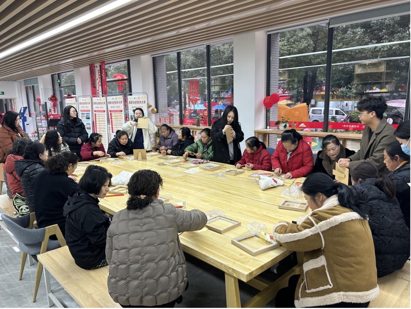 居民体验非遗竹编。西南财经大学天府学院供图.jpg